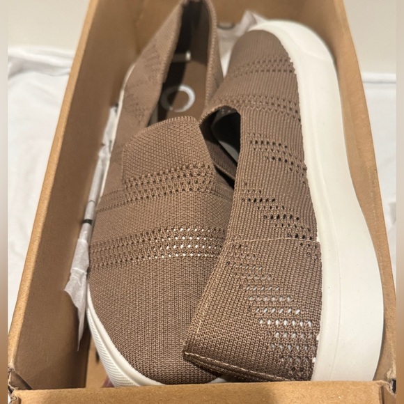 Journee Meika Slip-On Sneaker
Slip-On Women’s Comfort Knit Casual Shoes 8.5 - Picture 3 of 15